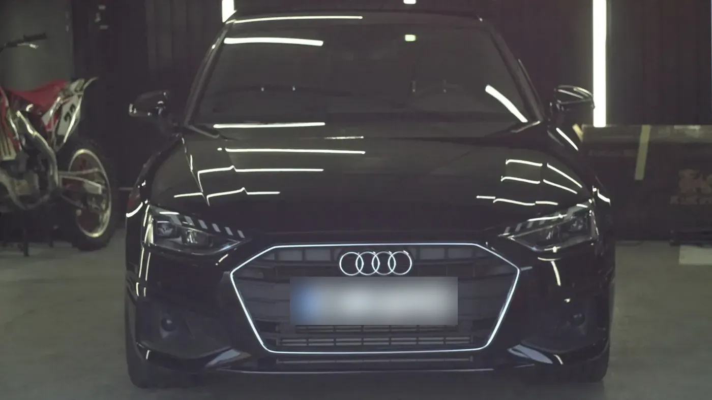 Przód czarnego Audi A4 po detailingu