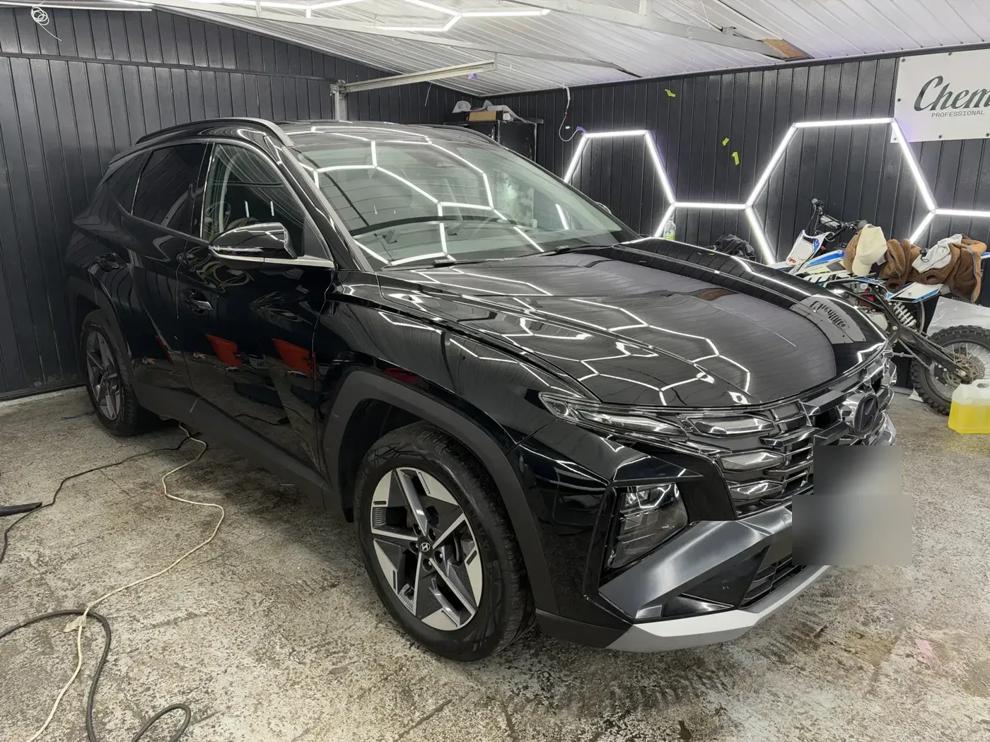 Hyundai Tucson w studiu Relax4Car pod heksagonalnym oświetleniem